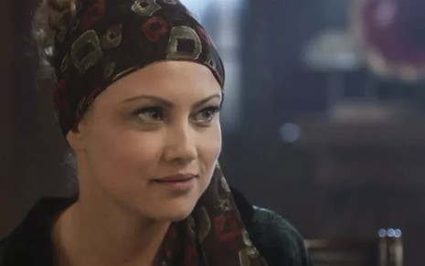 A atriz Ellen Rocche caracterizada como a Marion de Éramos Seis com um lenço nos cabelos; ela olha para a direita