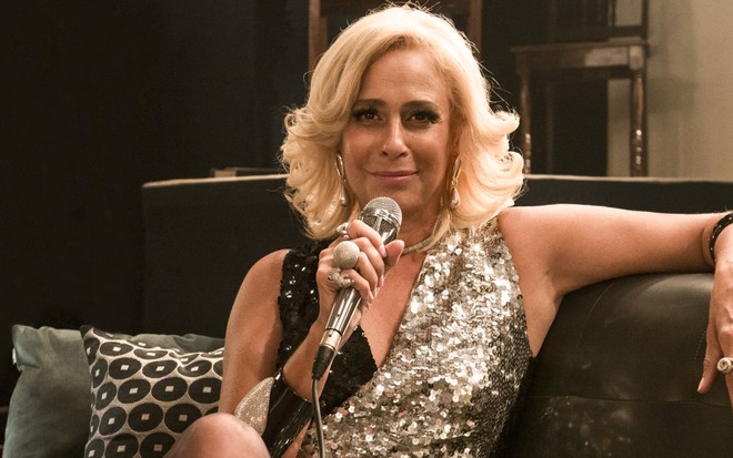 Andréa Beltrão caracterizada como Hebe Camargo na minissérie sobre a vida da apresentadora