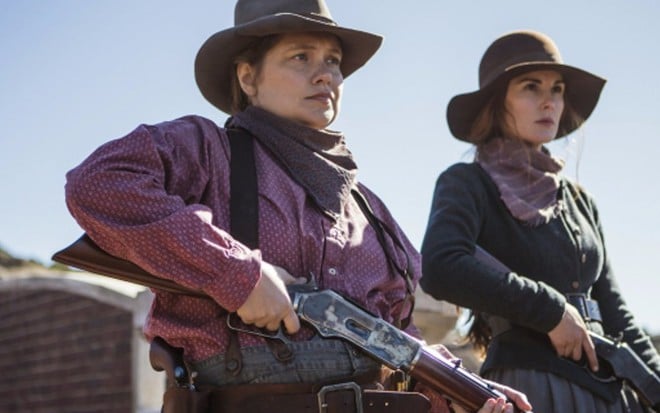 Merritt Wever (à esq.) e Michelle Dockery em Godless: elas falam menos do que os homens - Ursula Coyote/Netflix