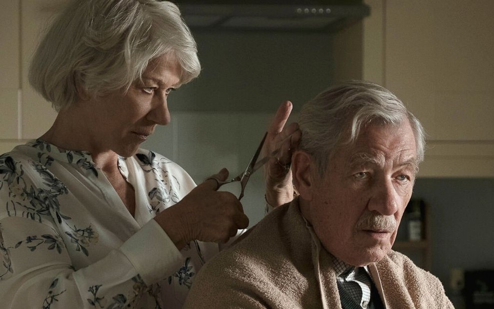 Betty (Helen Mirren) corta o cabelo de Roy (Ian McKellen) em cena de A Grande Mentira