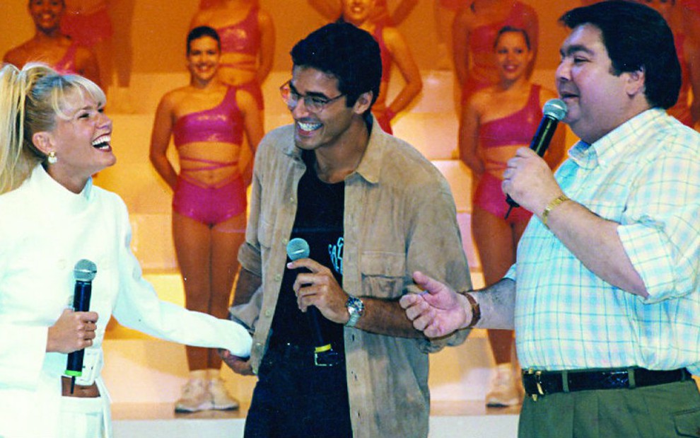 Xuxa e Luciano Szafir anunciaram oficialmente a gravidez dela no Domingão do Faustão, em 1997 - Divulgação/Globo
