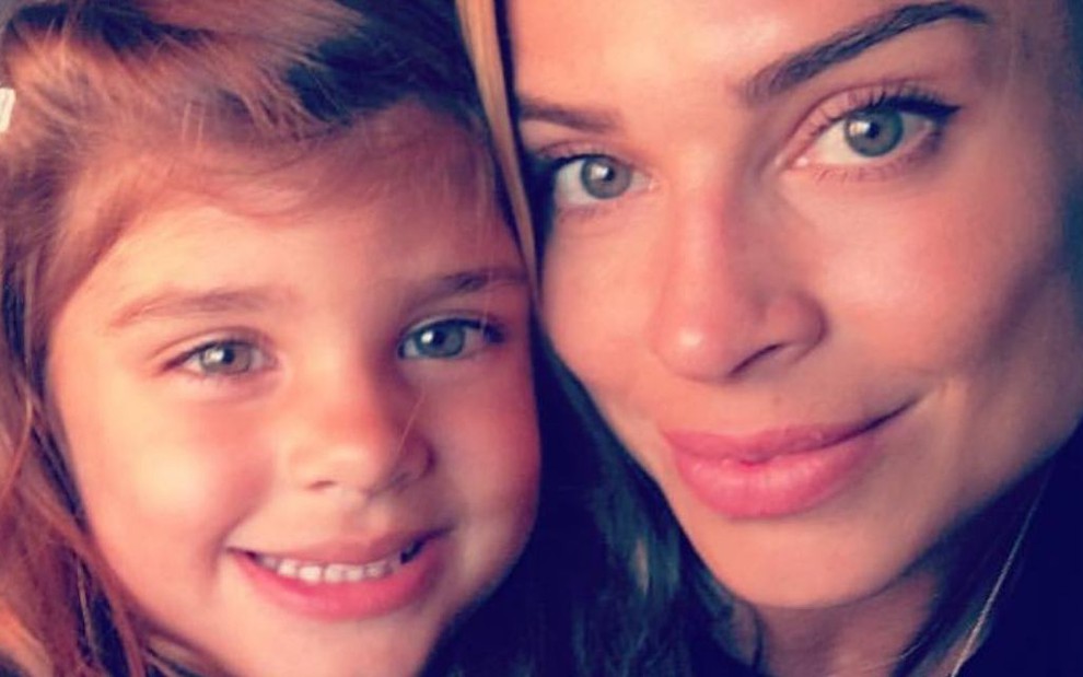 Sofia, filha de Grazi Massafera, com a atriz em foto publicada no Instagram