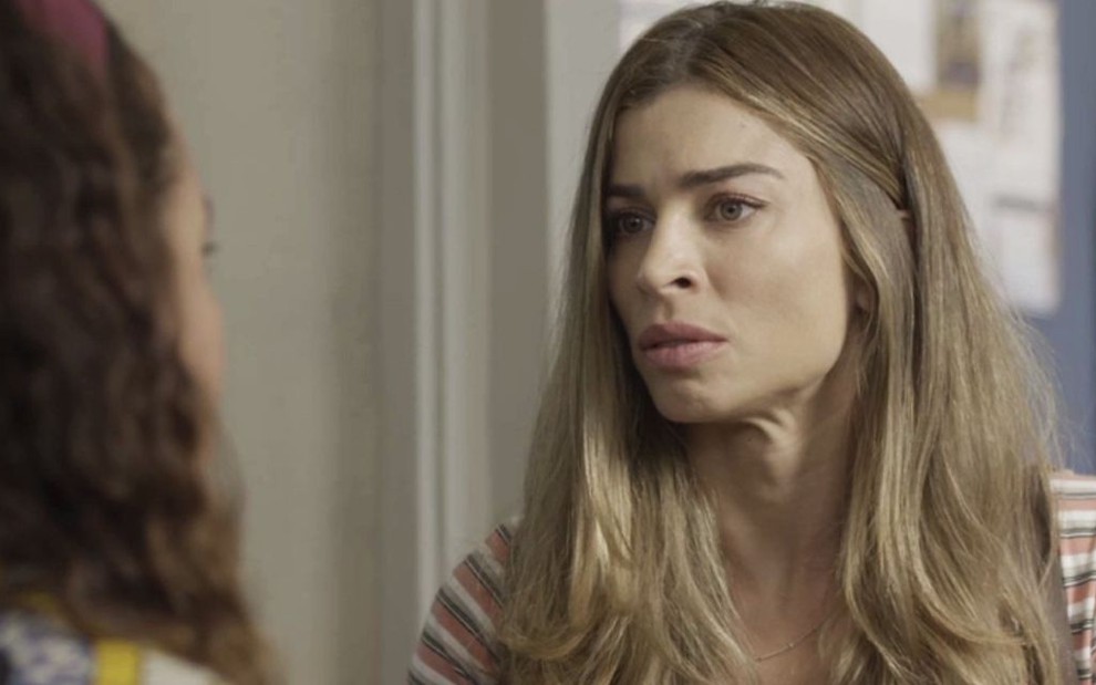 Em uma das cenas da novela Bom Sucesso, Grazi Massafera se emociona na conversa entre Paloma e sua filha Gabriela
