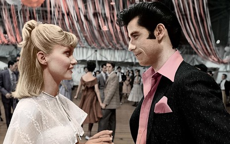 Olivia Newton-John com John Travolta em cena de Grease - Nos Tempos da Brilhantina, musical dos anos 1970
