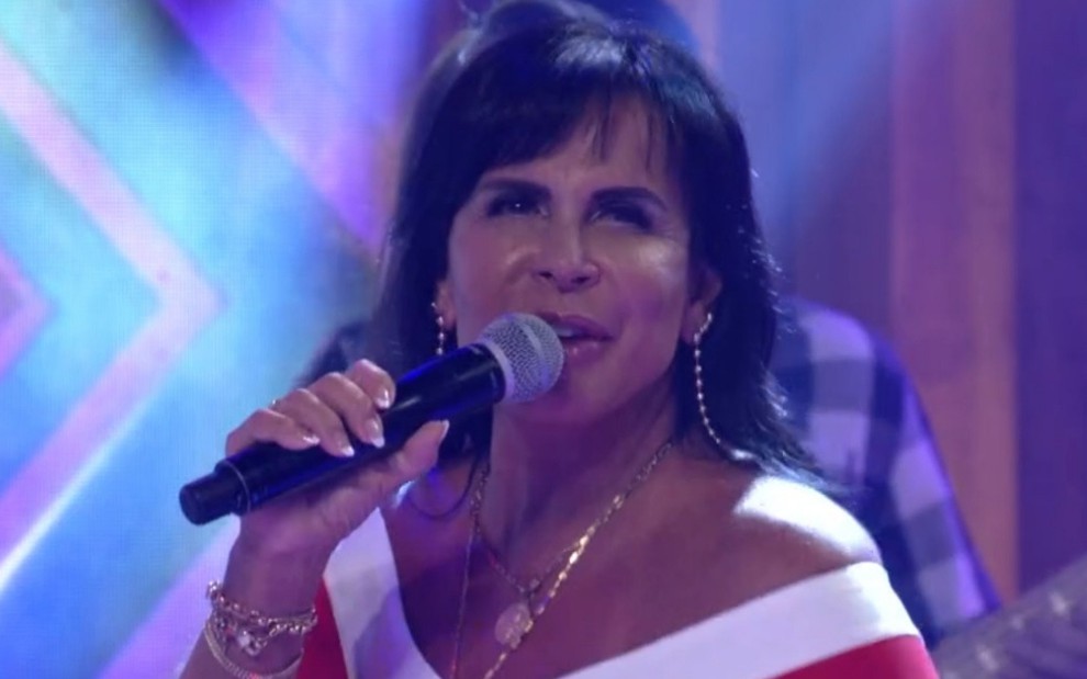 Imagem da cantora Gretchen cantando no palco do programa Encontro com Fátima Bernardes