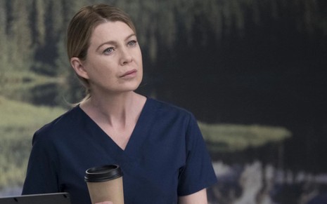 Ellen Pompeo em cena de Grey's Anatomy: atriz cogita continuar na série médica por mais tempo - Divulgação/ABC