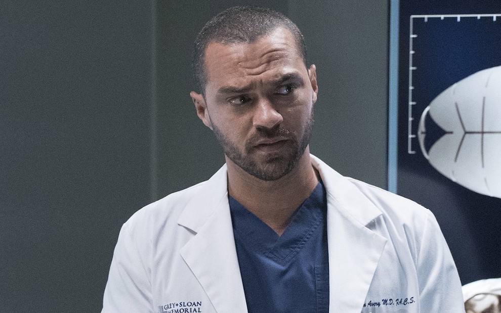 O ator Jesse Williams na 16ª temporada de Grey's Anatomy; ator apareceu diferente na série Power