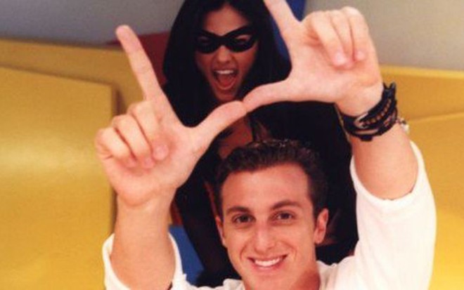 Luciano Huck posa com Suzana Alves, a Tiazinha, nos bastidores do H (1996-1999), da Band - Reprodução/Band