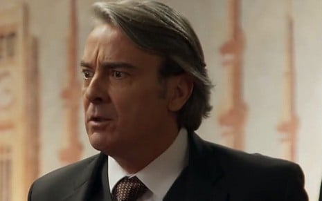 Alexandre Borges (Aparício) em cena de Haja Coração; empresário será desmascarado - Reprodução/TV Globo