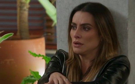 Cleo Pires (Tamara) em cena de Haja Coração; piloto surta por medo de perder o namorado - Reprodução/TV Globo