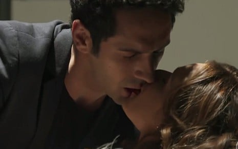 João Baldasserini (Beto) e Mariana Ximenes (Tancinha) em cena de Haja Coração - Reprodução/TV Globo