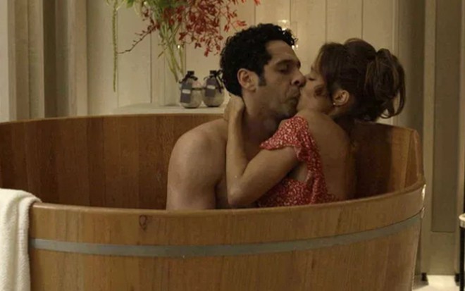 Beto (João Baldasserini) faz surpresa para Tancinha (Mariana Ximenes) em cena de hoje (10) - Reprodução/TV Globo