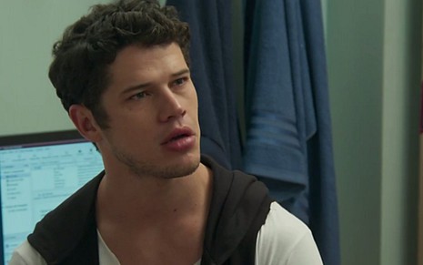José Loreto (Adônis) em cena de Haja Coração; personagem descobre que foi abandonado - Reprodução/TV Globo
