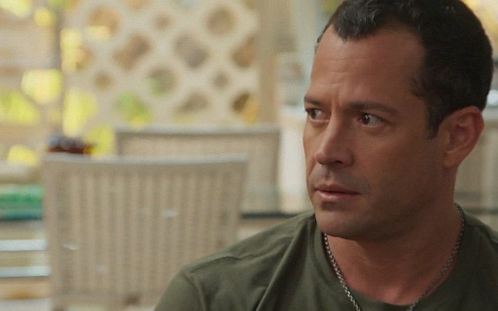 Malvino Salvador (Apolo) em cena de Haja Coração; piloto fica arrasado com casamento da ex - Reprodução/TV Globo