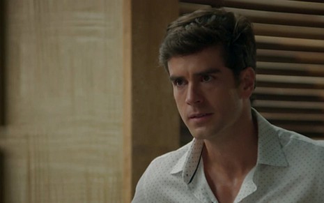 Marcos Pitombo (Felipe) em cena de Haja Coração; mocinho quer gravar confissão de vilã - Reprodução/TV Globo