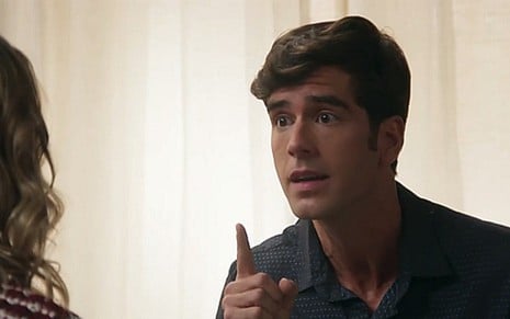 Marcos Pitombo (Felipe) em cena de Haja Coração; mocinho enfrentará a da ex-noiva - Reprodução/TV Globo