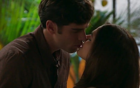 Felipe (Marcos Pitombo) e Shirlei (Sabrina Petraglia) dão primeiro beijo em cena do dia 31 - Reprodução/TV Globo