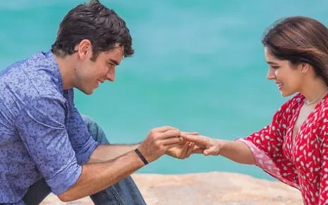 Felipe (Marcos Pitombo) coloca anel de noivado em Shirlei (Sabrina Petraglia) - Artur Meninea/TV Globo