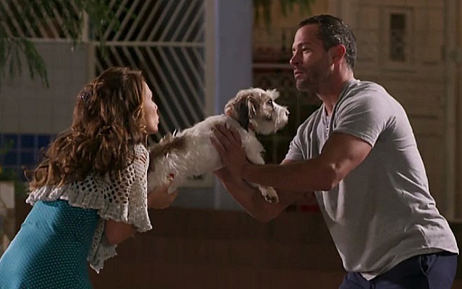 Tancinha (Mariana Ximenes) e Apolo (Malvino Salvador) disputam Tito em Haja Coração - Reprodução/TV Globo