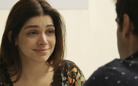 Após ser maltratada, Shirlei (Sabrina Petraglia) é consolada por Felipe (Marcos Pitombo) - Reprodução/Globo