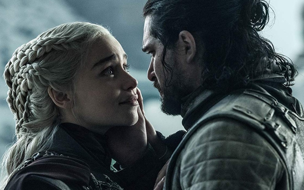 Emilia Clarke (Daenerys) e Kit Harington (Jon Snow) no último episódio de Game of Thrones - Divulgação/HBO