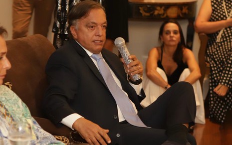 Claudio Pessutti ao lado de Andréa Beltrão, que interpreta Hebe Camargo, em evento sobre o filme - Nicolas Calligaro/Warner Bros.