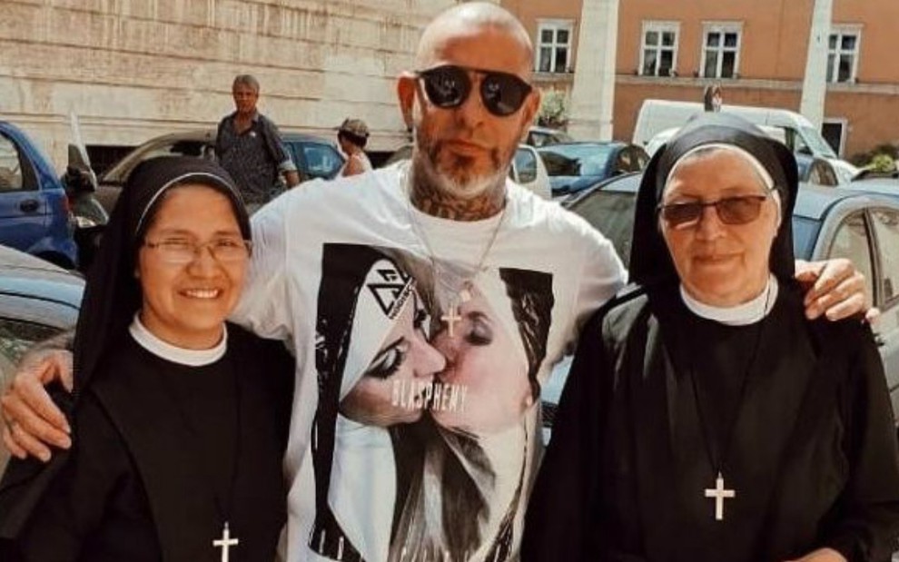 Na Itália, Henrique Fogaça publicou foto em que aparece com uma camiseta polêmica ao lado de freiras - REPRODUÇÃO/BAND