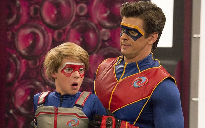 Jace Norman e Cooper Barnes em cena de Henry Danger: série da Nickelodeon virou fenômeno no SBT - DIVULGAÇÃO/NICKELODEON