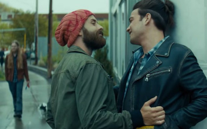 Os atores Andy Bean e Daniel Zovatto, que vivem um casal de namorados em Here and Now - Divulgação/HBO