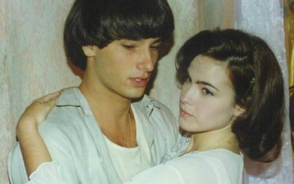 Osatores Rodrigo Santoro e Ana Paula Arósio em cena de Hilda Furacão (1998), ela o abraçando e olhando para o lado, ele com expressão apreensiva