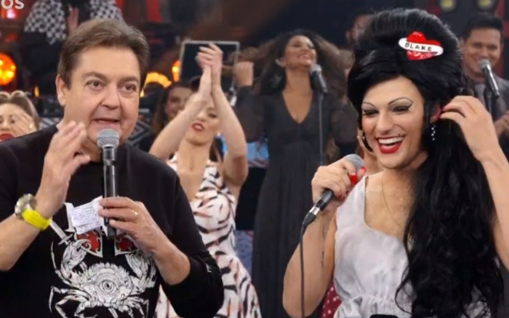 Hugo Bonemer como Amy Winehouse ao lado de Faustão no Domingão: nota máxima dos jurados - FOTOS: REPRODUÇÃO/TV GLOBO