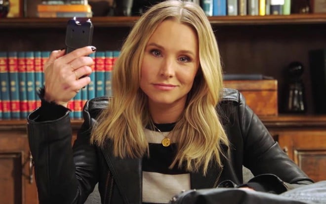 Kristen Bell em foto promocional da nova temporada de Veronica Mars, série cult que voltou ao ar ontem (19) - Fotos: Divulgação/Hulu