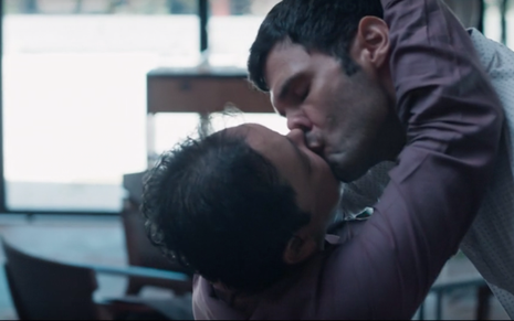 Cena de beijo da segunda temporada de Ilha de Ferro, com participação especial do ator Betto Marque
