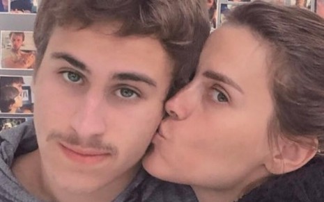Carolina Dieckmann beija o filho Davi Frota; atriz faz homenagem aos 20 anos do primogênito no Instagram - REPRODUÇÃO/INSTAGRAM