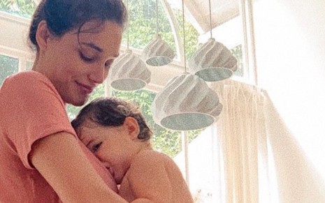Débora Nascimento amamenta a filha, Bella Loreto; atriz postou foto no Instagram com poesia que escreveu para a primogênita - REPRODUÇÃO/INSTAGRAM