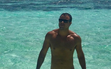Joaquim Lopes posa de sunga em foto com cenário paradisíaco; ator levou cantada de gays no Instagram - REPRODUÇÃO/INSTAGRAM
