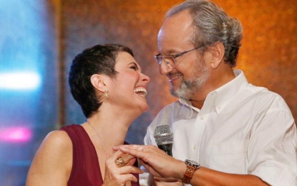 Sandra Annenberg coloca aliança no dedo do marido Ernesto Paglia, que completa 60 anos nesta terça-feira (9) - REPRODUÇÃO/INSTAGRAM