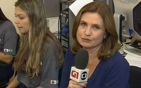 Isabela Scalabrini em entrada ao vivo no Jornal Hoje, da Globo: repórter foi criticada nas redes sociais - REPRODUÇÃO/TV GLOBO