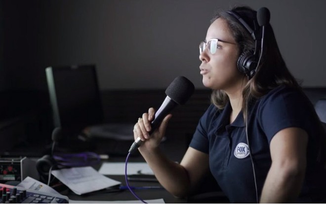 Isabelly Morais fez história ao se tornar a primeira mulher a narrar um jogo da Copa na TV brasileira - Reprodução/Fox Sports