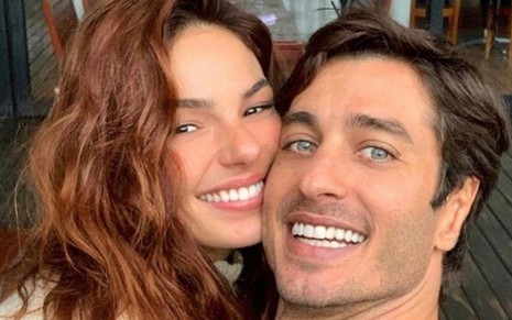 A atriz Isis Valverde com o marido André Resende em foto publicada no Instagram