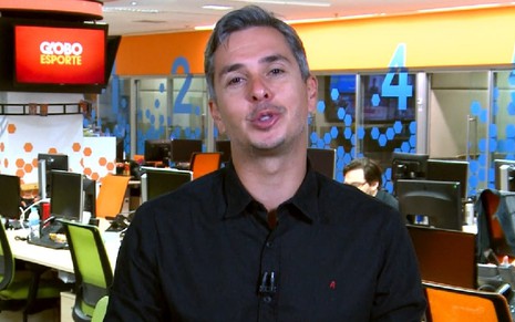 O jornalista Ivan Moré, com olhos inchados após chorar, na Redação de Esportes da Globo em São Paulo