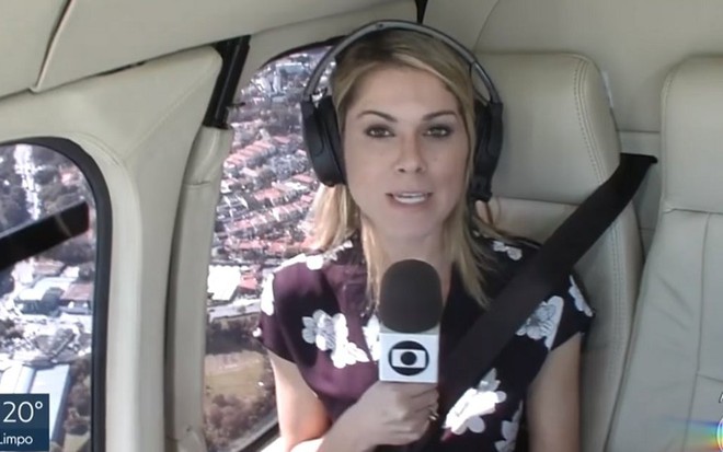 A repórter Jacqueline Brazil, no Globocop, durante entrada ao vivo em edição mais longa do SP1 - REPRODUÇÃO/TV GLOBO