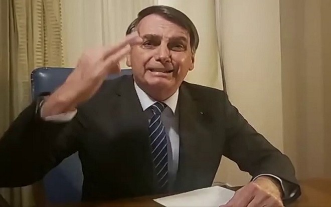 Jair Bolsonaro durante transmissão ao vivo no Facebook na madrugada de 30 de outubro de 2019