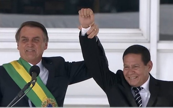 O presidente Jair Bolsonaro e o vice Hamilton Mourão na transmissão da Globo da posse - Reprodução/TV Globo