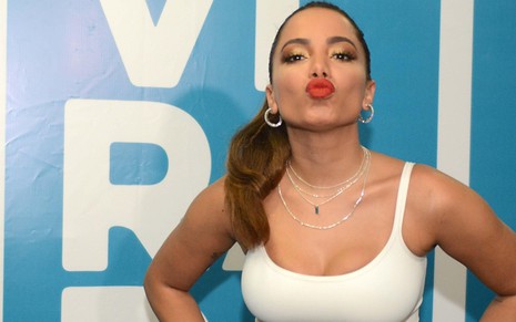 Anitta durante o Festival da Virada, em Salvador: cantora aproveitou dos beijos para se promover - Jefferson Peixoto/Secom