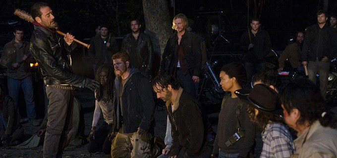 O ator Jeffrey Dean Morgan (em pé) em cena decisiva da sexta temporada de Walking Dead - Imagens: Reprodução/AMC