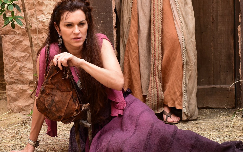 Adela (Adriana Garambone) será ferida por Caifás (Eucir de Souza) e morrerá na novela Jesus - Blad Meneghel/RecordTV