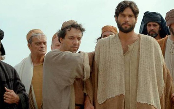 Efraim (Guilherme Lopes) observa Jesus (Dudu Azevedo) ser preso em cena de Jesus - Divulgação/Record
