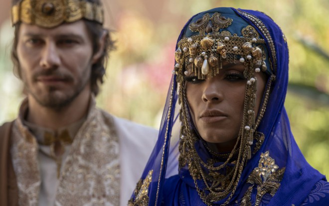Os personagens Acabe (André Bankoff) e Jezabel (Lidi Lisboa) em cena do segundo capítulo da novela bíblica - Divulgação/RecordTV