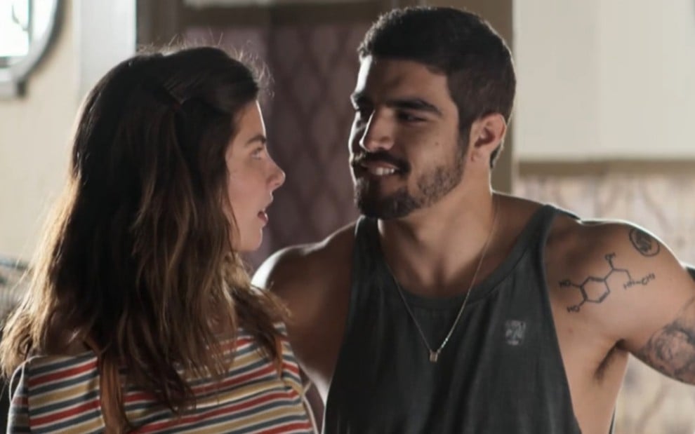 A atriz Bruna Hamú e o ator Caio Castro se olham em cena como Joana e Rock de A Dona do Pedaço
